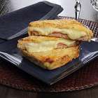 Lanche de forno com recheio de presunto e provolone