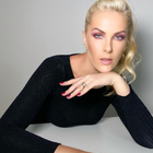 Hickmann faz make com brilho de sombra em gel de R$ 38,60
