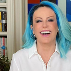 Ana Maria Braga inova mais uma vez no visual com peruca azul