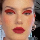 Vermelho: Camila Queiroz ousa com maquiagem monocromática