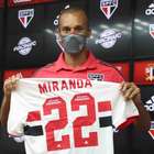 Arboleda oferece camisa 5 a Miranda, que agradece e recusa