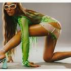 Sexy e abusado: trend justo e cheio de fios conquista Sato