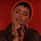 Demi Lovato estreia músicas de novo álbum em performance ...