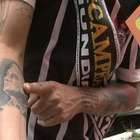 Corintiano faz tatuagem para agradecer Tite; assista