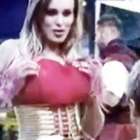 Peoa faz dança sensual para Paulo Nunes e provoca saia justa