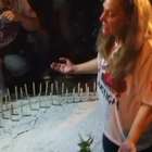 Mãe de vítima da Kiss comanda oração para lembrar 1 ano da tragédia