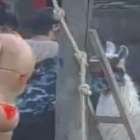 Ex-miss toma banho de biquíni e quase é atacada por lhama