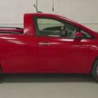 Funcionários da Nissan transformam carro em picape