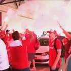 Com sinalizadores, torcida do Inter apoia time em aeroporto