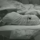 Ana Paula e Thiago trocam carícias debaixo do edredom