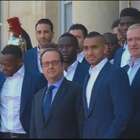 Hollande recebe seleção francesa no Palácio do Eliseu