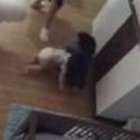 Vídeo mostra bebê sendo salvo de queda por irmão de 9 anos
