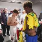 Neymar e Modric trocam camisas e abraços após amistoso