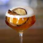 Aprenda a fazer o resistência, um coquetel com conhaque e cogumelos