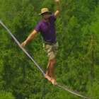 Aventureiros se equilibram em slacklines em floresta checa