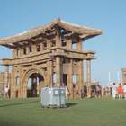 Cidade de papelão desafia a natureza na França