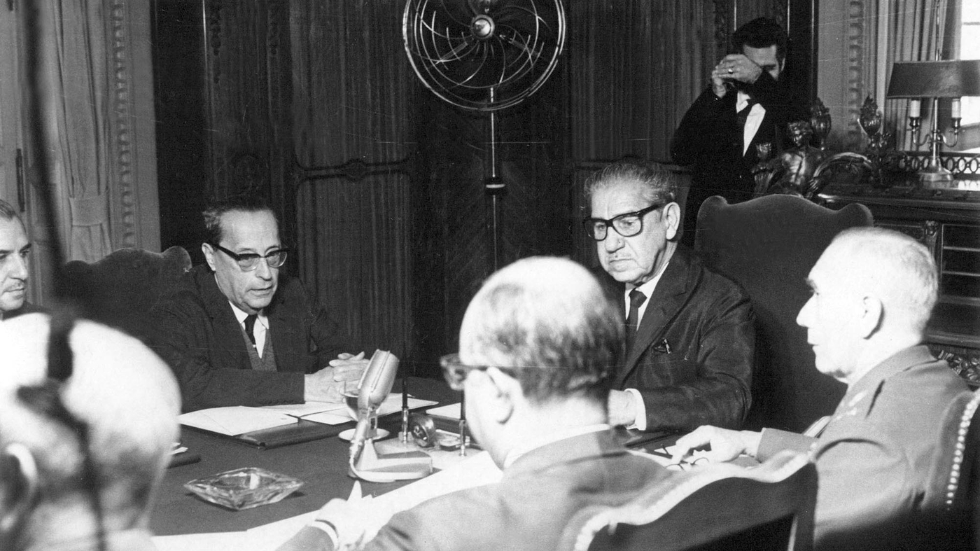 Costa e Silva em reunião com integrantes do governo em 1968, meses antes de baixar o AI-5  Foto: Otávio Magalhães / Estadão