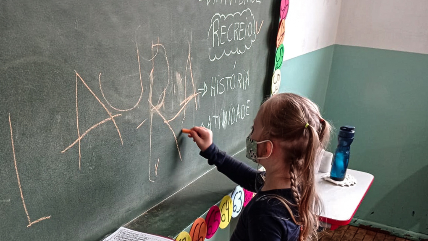 Agora Laura está alfabetizada, tem amigos na escola e xxxxxx  Foto: Arquivo Pessoal/Liege Margo Schmitt