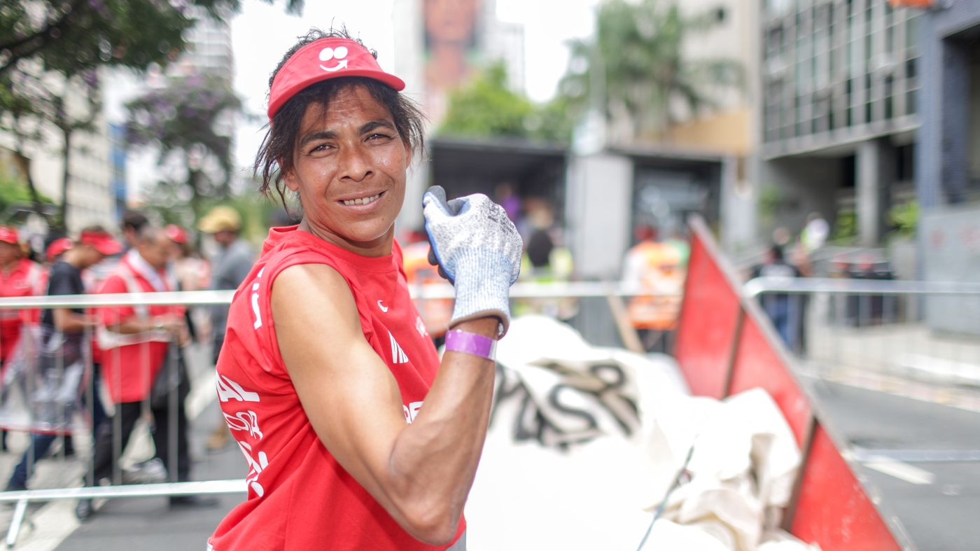 Elismaura perdeu a noção de quantos quilos carrega durante um bloco de carnaval  Foto: Ricardo Matsukawa/Especial para o Terra