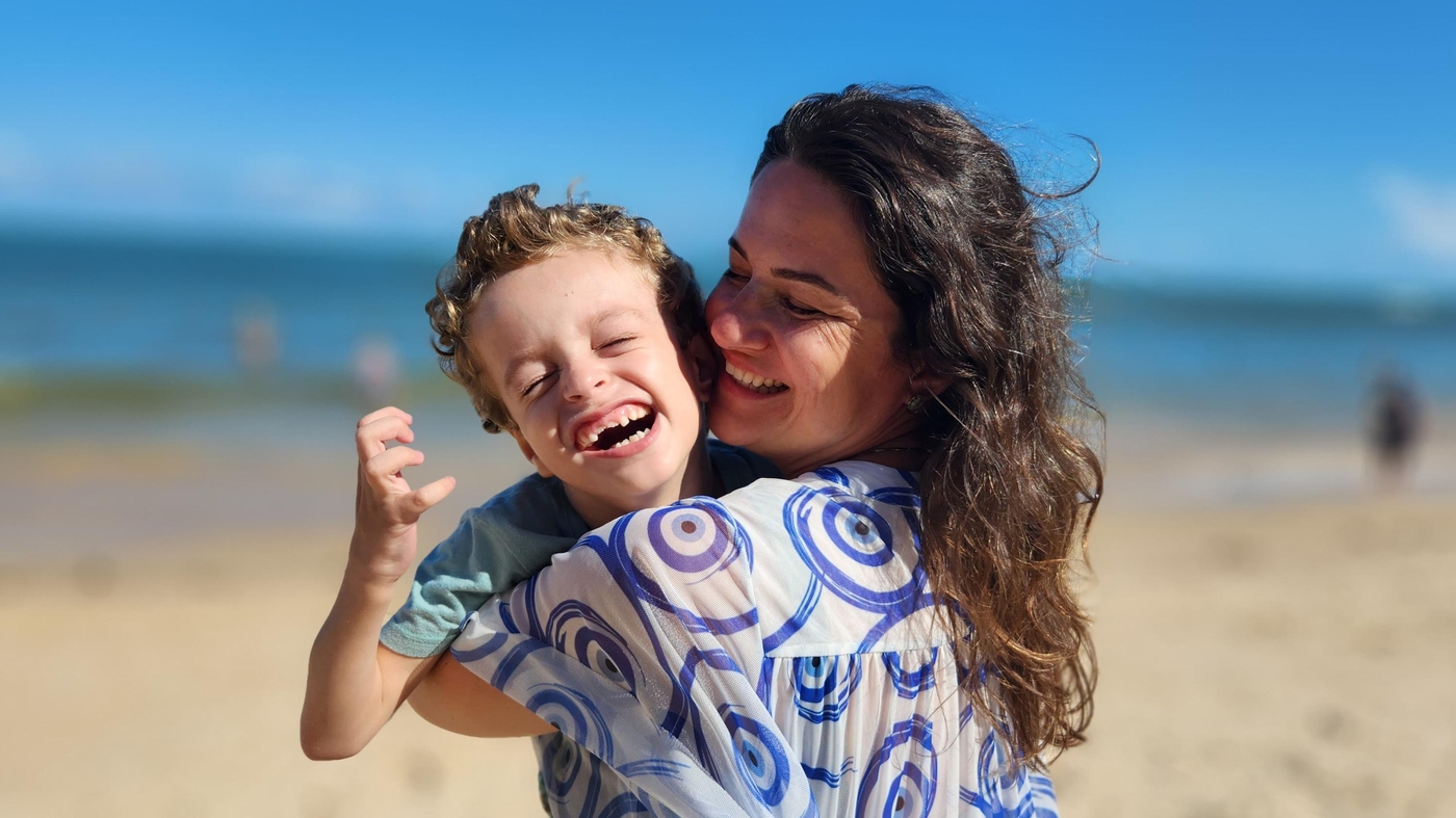 A jornalista Larissa Carvalho, mãe de Théo, de 9 anos, diagnosticado com acidúria glutárica tipo 1  Foto: Leo Lara