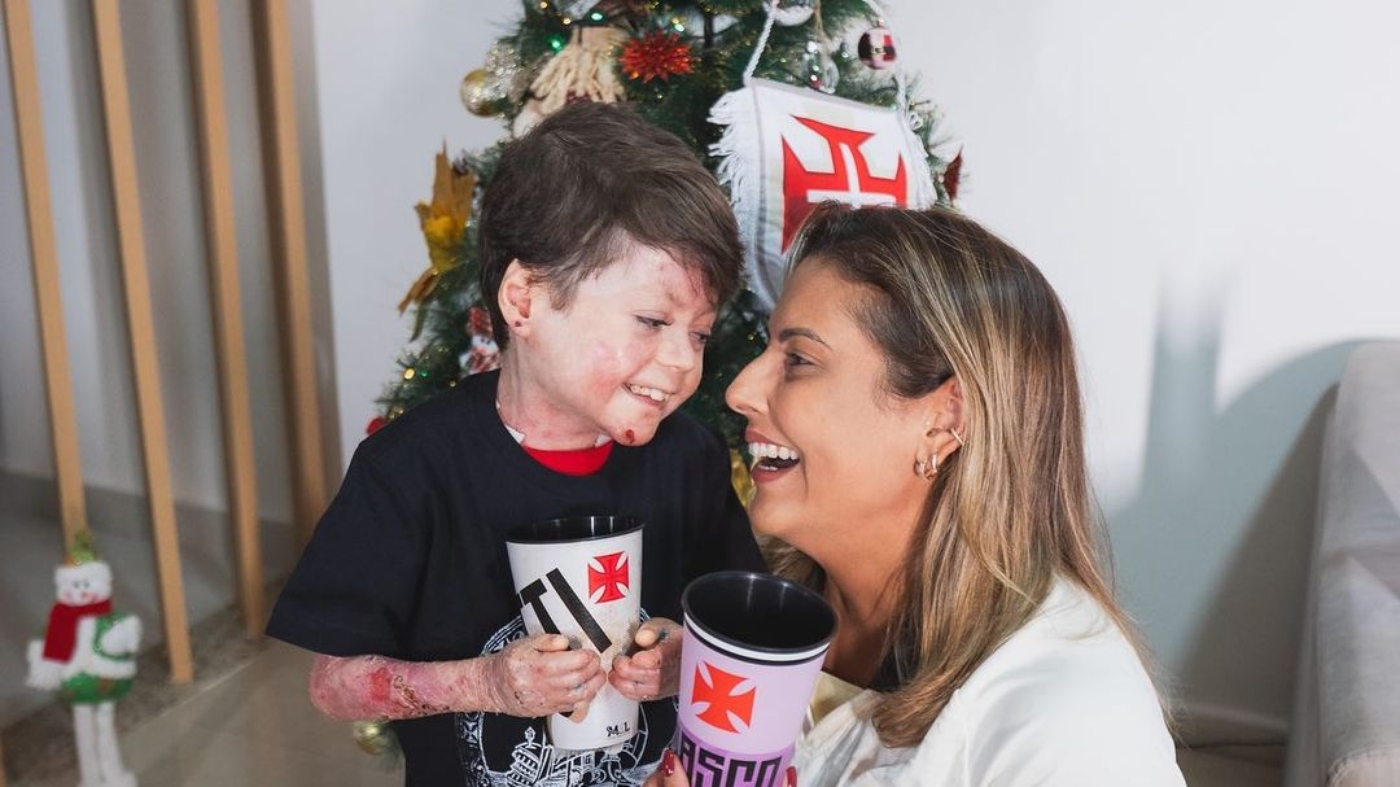 Vascaíno apaixonado, o pequeno Gui, 9 anos, virou mascote do time após vídeo do emocionante reencontro com a mãe Tayane, nutricionista  Foto: Arquivo pessoal