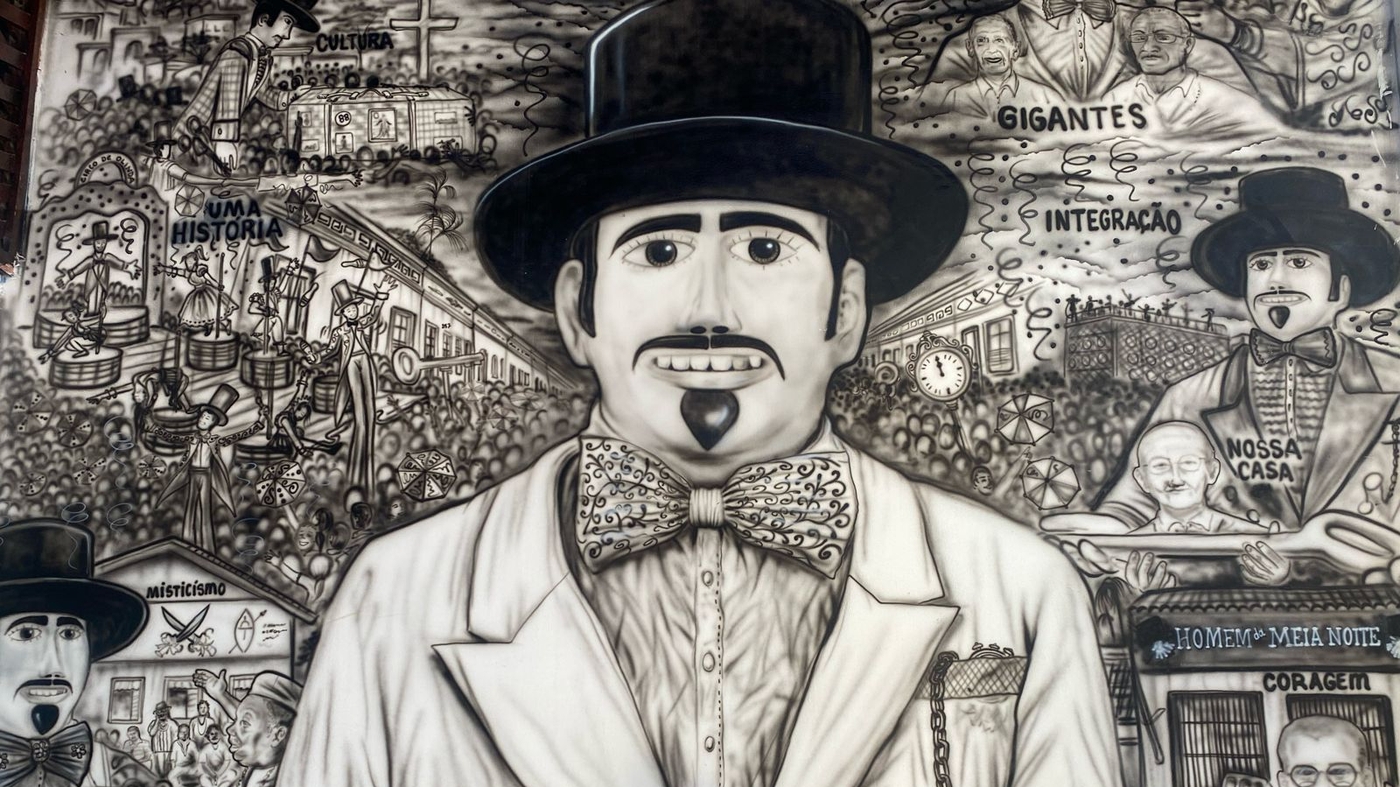 Carlos 'da Burra' carrega bonecos gigantes desde os 14 anos  Foto: Julianna Valença/Terra