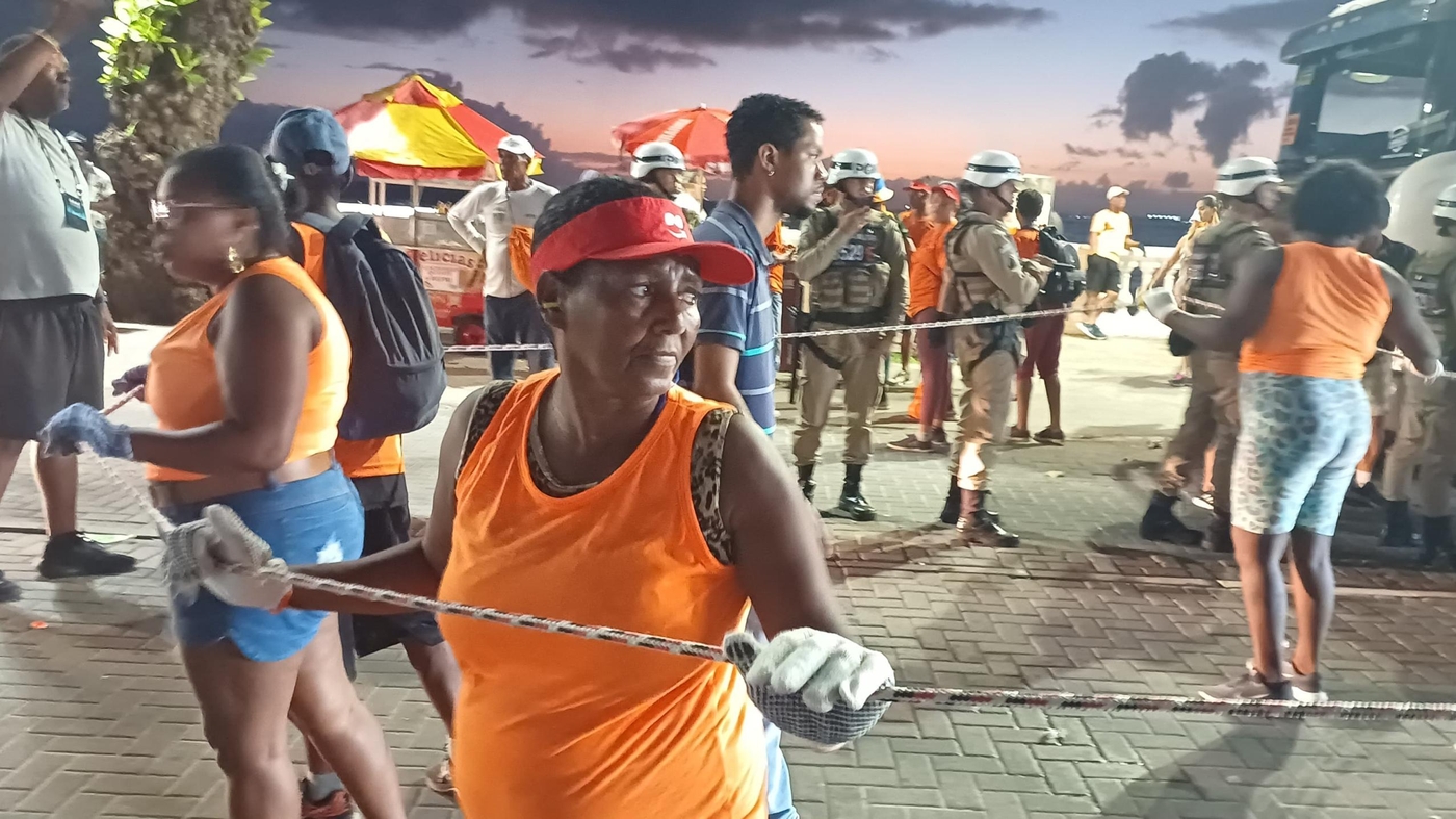 Jacilene Felipe, de 62 anos, também atua como ambulante e reciclagem de materiais  Foto: Rafaela Souza/Terra