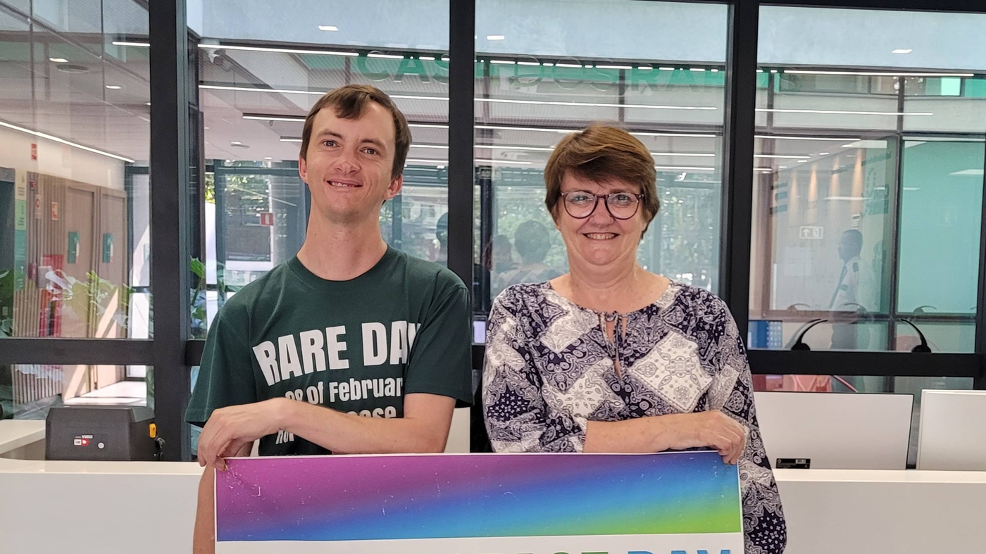 Ao lado da mãe, Anne, o australiano Andrew Bannister, diagnosticado com três doenças raras, viajou pela América Latina para chamar a atenção para a causa  Foto: Camila Saccomori