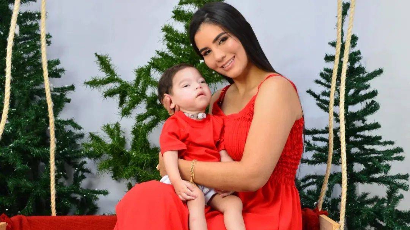 Karoline com seu filho Davi, o 'bebê mais raro do Brasil'  Foto: Reprodução/Instagram/@davizinho_raro_23