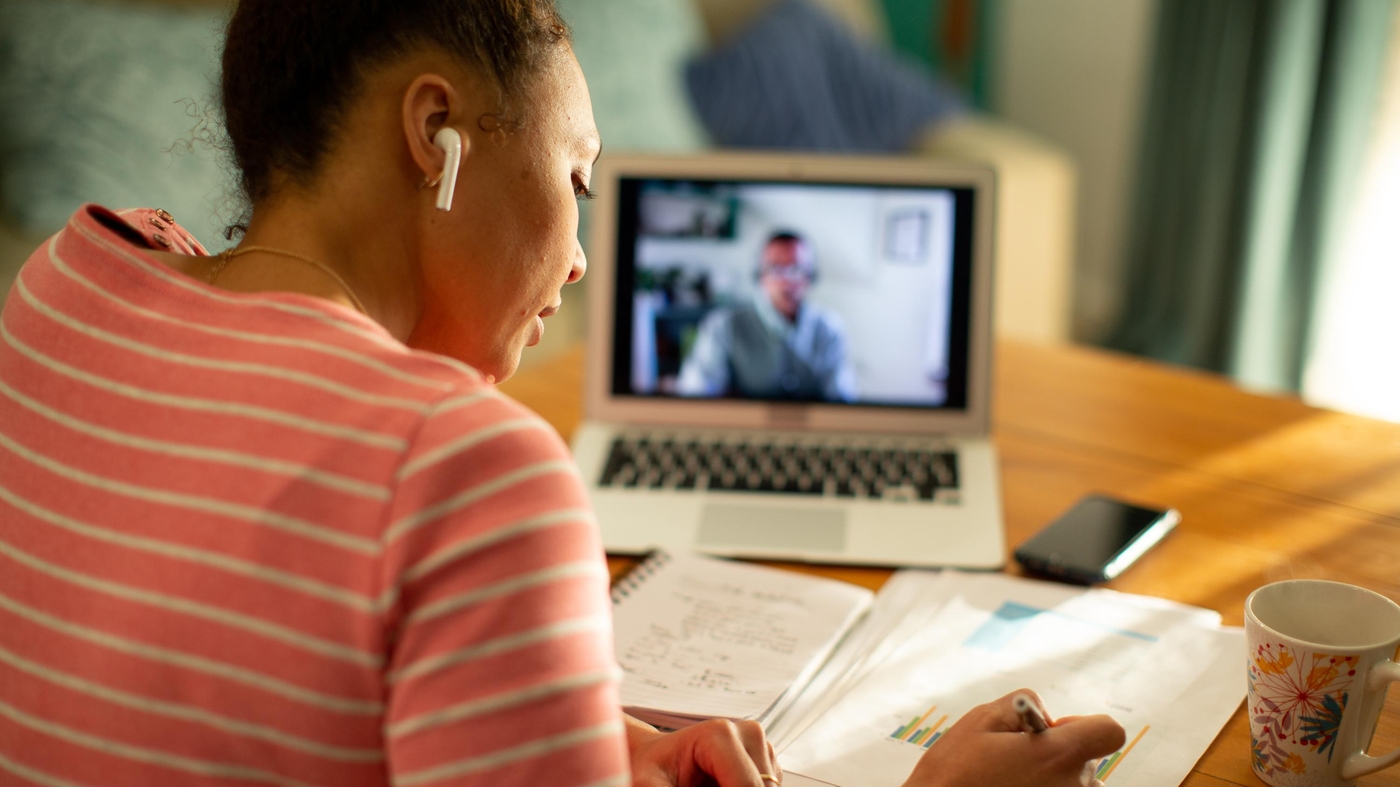 Imagem ilustrativa de mulher estudando em casa.  Foto: Alistair Berg/Getty Images 