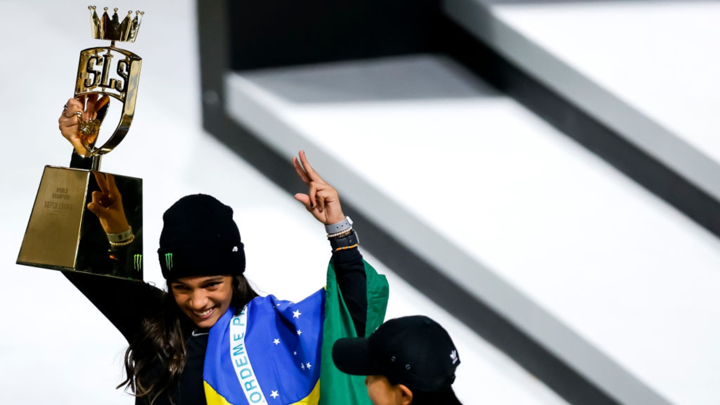 Rayssa Leal comemora troféu Super Crown do SLS, em novembro de 2022  Foto: GettyImages/Buda Mendes