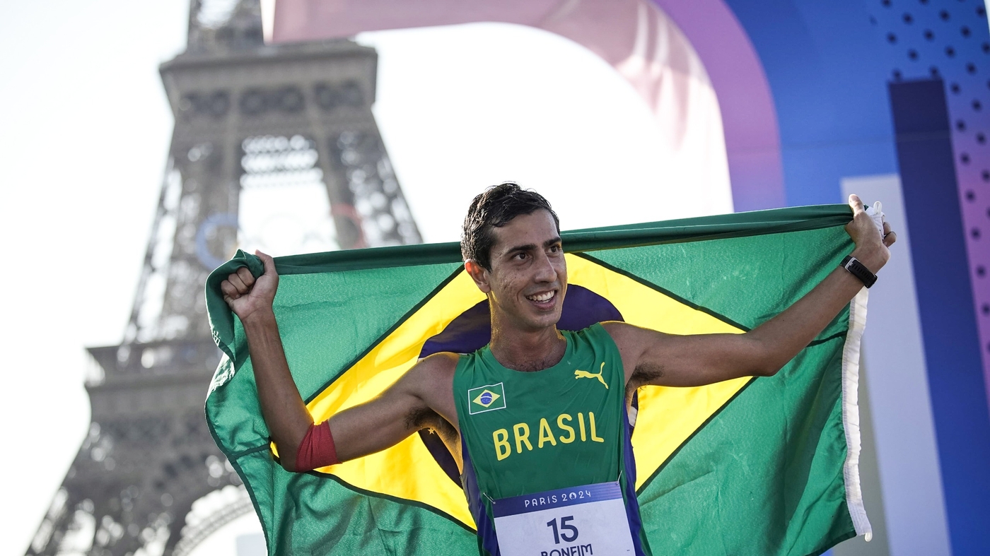 Caio Brasil posa com a bandeira do Brasil  Foto: Alexandre Loureiro/COB