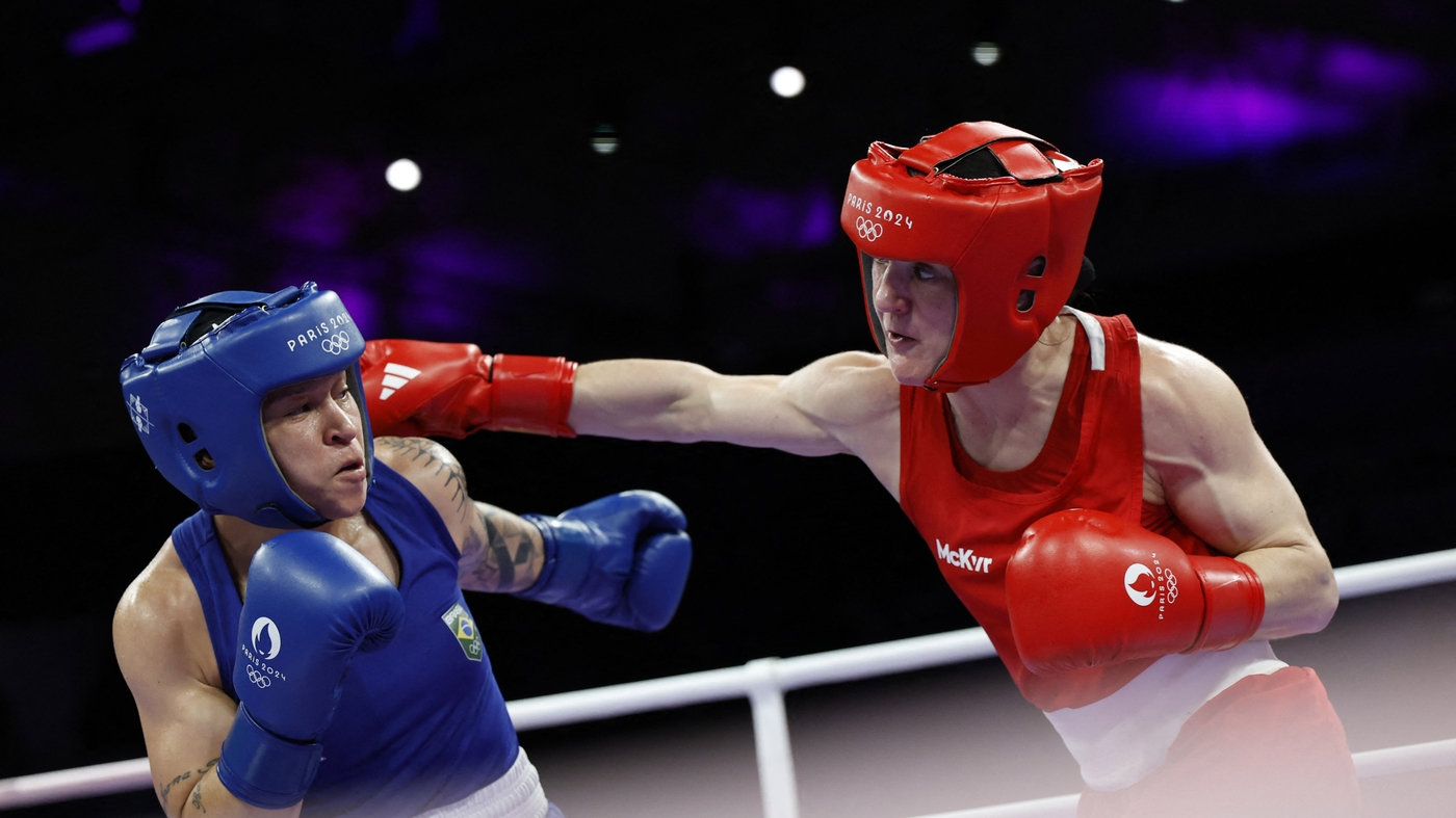 Beatriz Ferreira em ação contra a irlandesa Kellie Harrington  Foto: REUTERS/Peter Cziborra