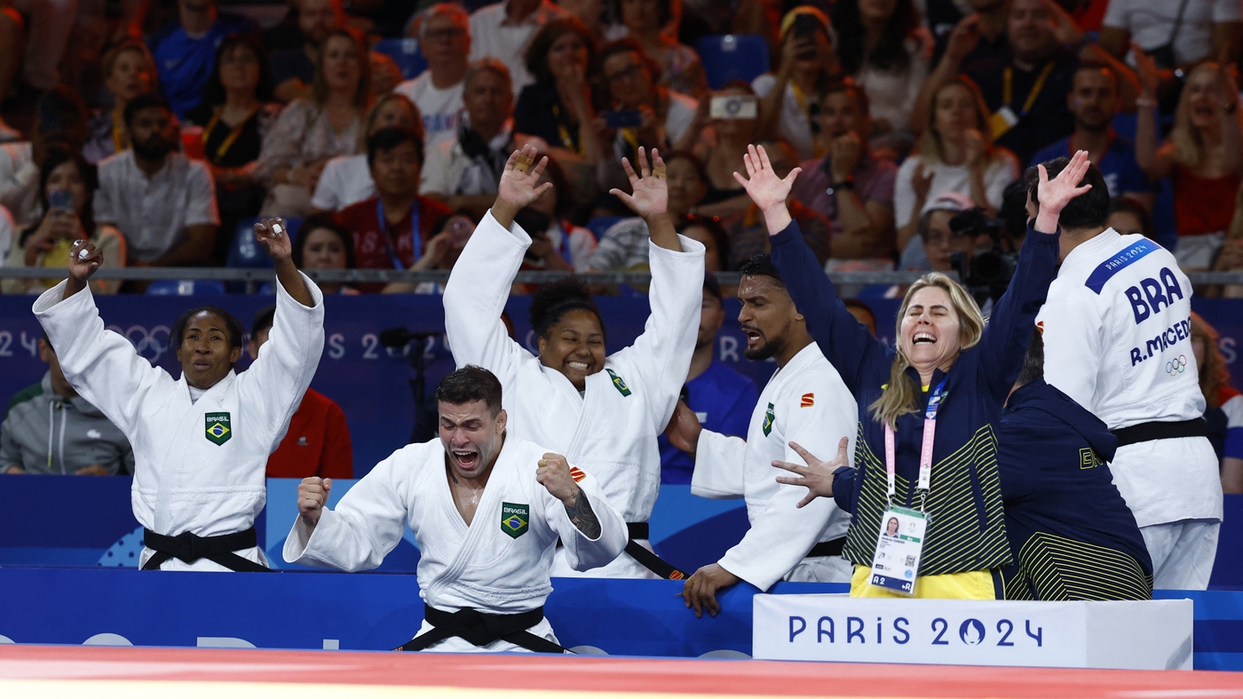 Equipe mista de judô do Brasil comemora medalha de bronze na Olimpíada de Paris  Foto: REUTERS/Kim Kyung-Hoon