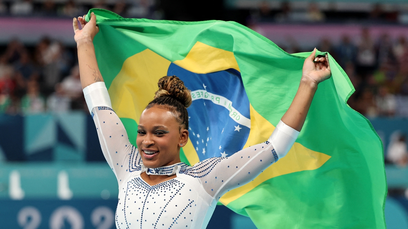 Rebeca Andrade comemora após ganhar medalha de prata em Paris  Foto: REUTERS/Mike Blake