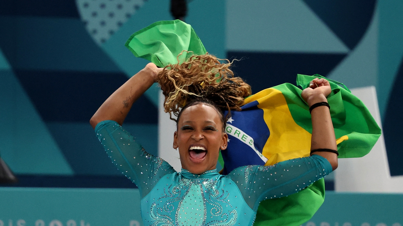 Rebeca Andrade comemora ouro  Foto: REUTERS/Mike Blake
