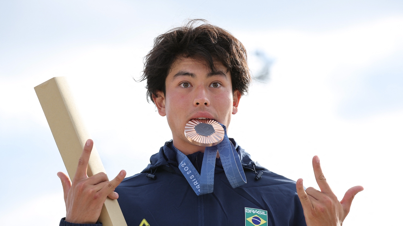 Augusto Akio, o Japinha, comemora o bronze  Foto: REUTERS/Mike Blake