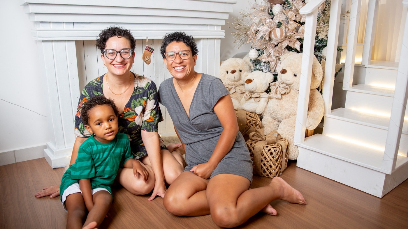 Heloísa Gonçalves e Fabiana Paulo com o filho João   Foto: Mariana Alves/@chamegando