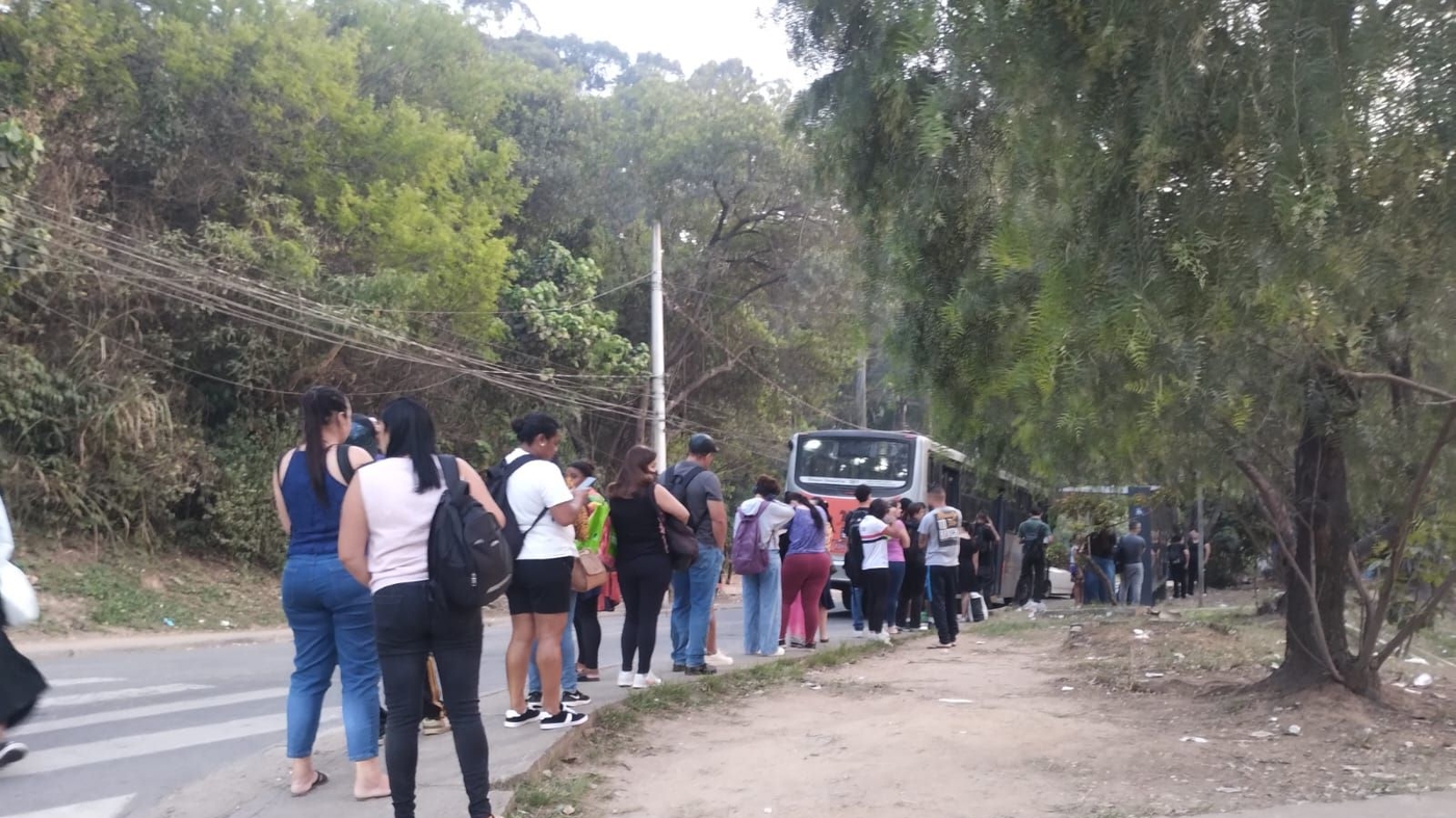 Fila às 6 horas para embarcar para a Lapa na praça Marcos Santos Silva, na Cohab Raposo Tavares. Local não tem estrutura suficiente para atender os passageiros. Quando chove, é um desespero.  Foto: Marcos Zibordi