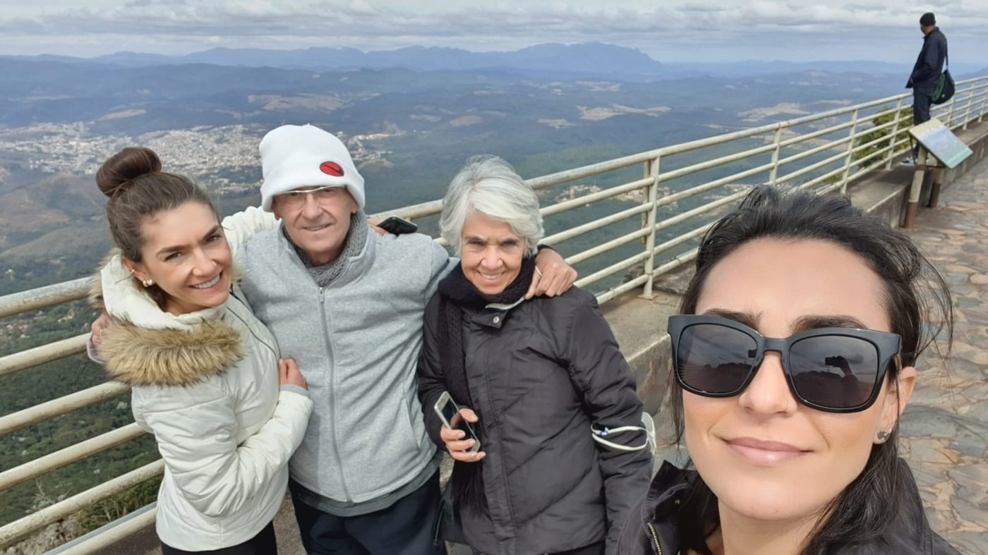 Paula, Paulo, Conceição e Lívia foram à Serra da Piedade (MG) em um passeio solicitado por Paulo, 20 dias antes de ele falecer.  Foto: Acervo Pessoal