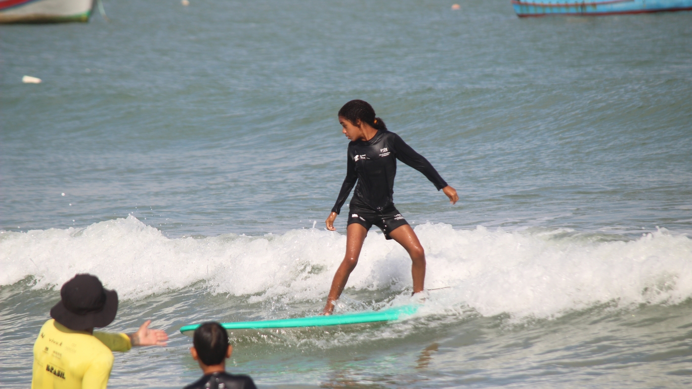 Menina participa de aula de surfe oferecida pelo Instituto Italo Ferreira, em Baía Formosa (RN)  Foto: Diógenes Beniz/Colaboração Terra