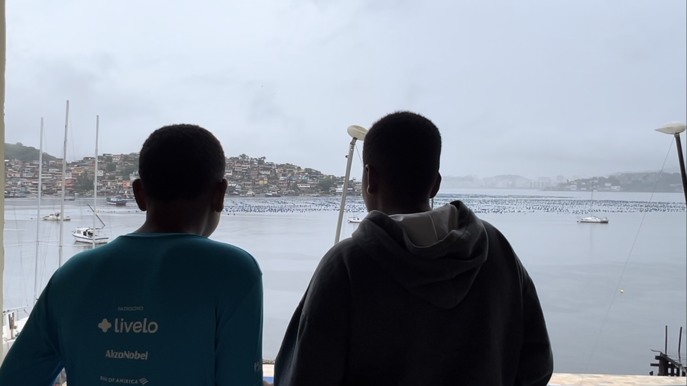 Alunos do Projeto Grael observam a Baía de Guanabara em Niterói, RJ  Foto: Gabriel Gatto/Terra