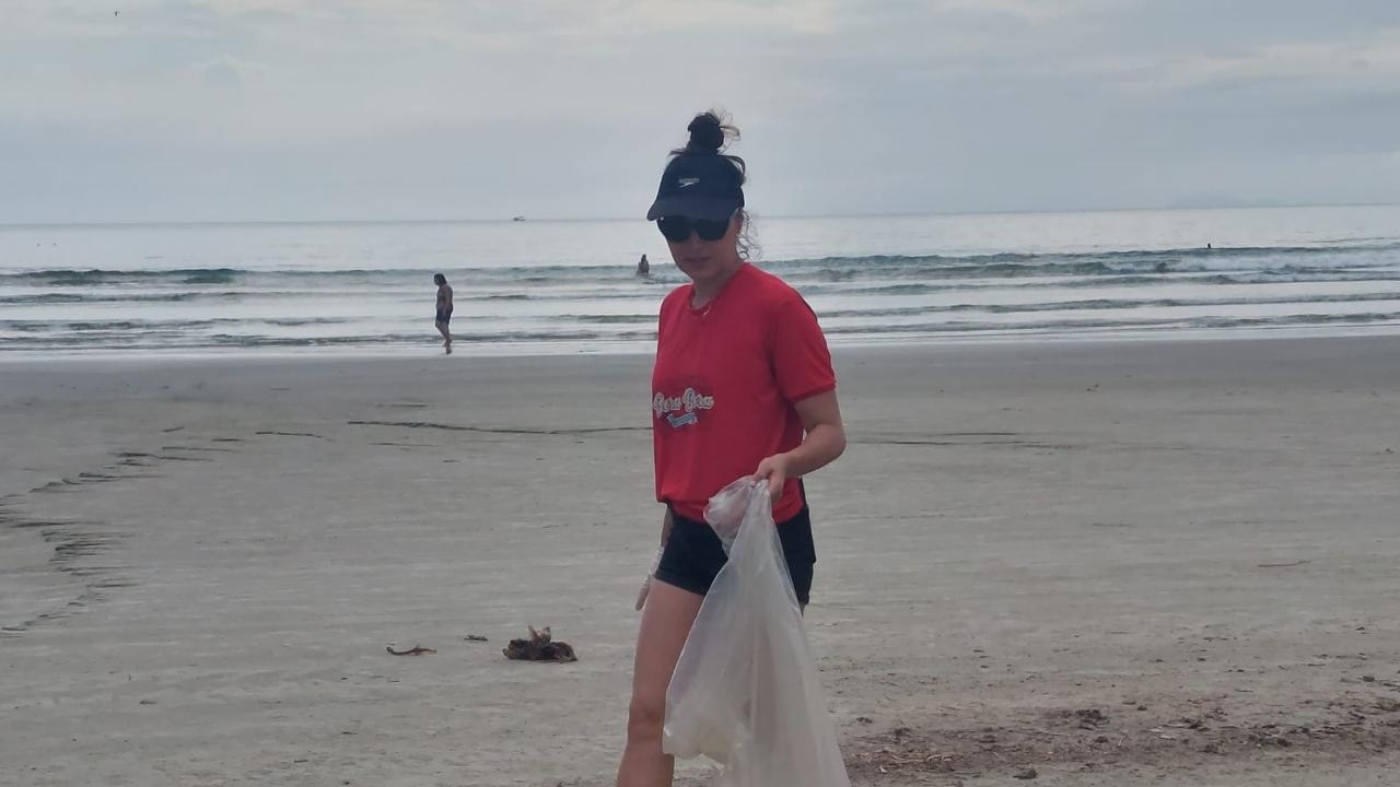 Medalhista olímpica Poliana Okimoto durante mutirão de coleta de lixo na Praia de Bora Bora, em São Sebastião, no litoral de São Paulo.  Foto: Divulgação/Poliana Okimoto