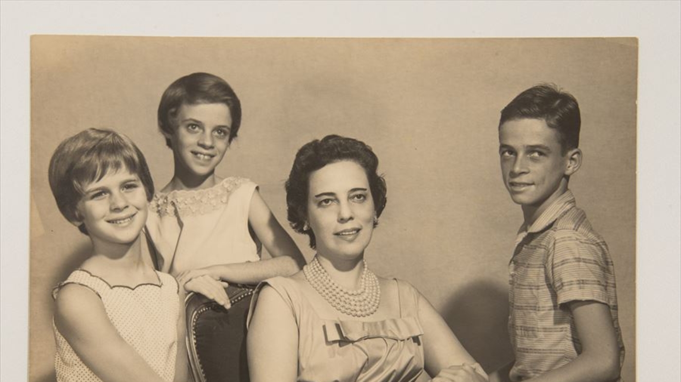 Zuzu Angel e seus quatro filhos; Stuart, seu único filho homem, foi torturado e morto por militares  Foto: Arquivo Instituto Zuzu Angel