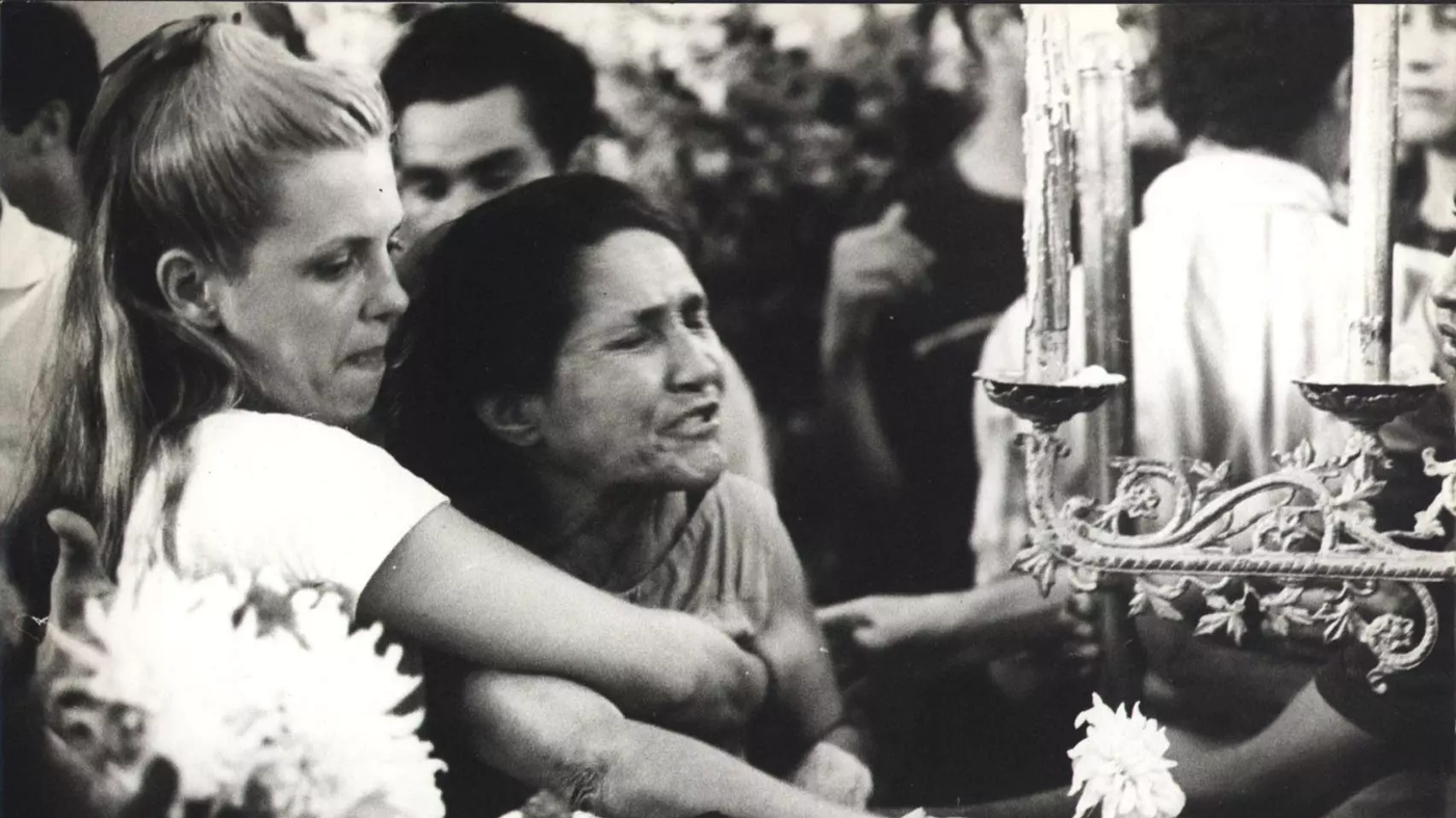 Maria de Belém Souto, mãe do estudante Edson Luís, toca o corpo do filho assassinado por policiais militares na ditadura  Foto: Arquivo Nacional/Correio da Manhã/Memórias da Ditadura