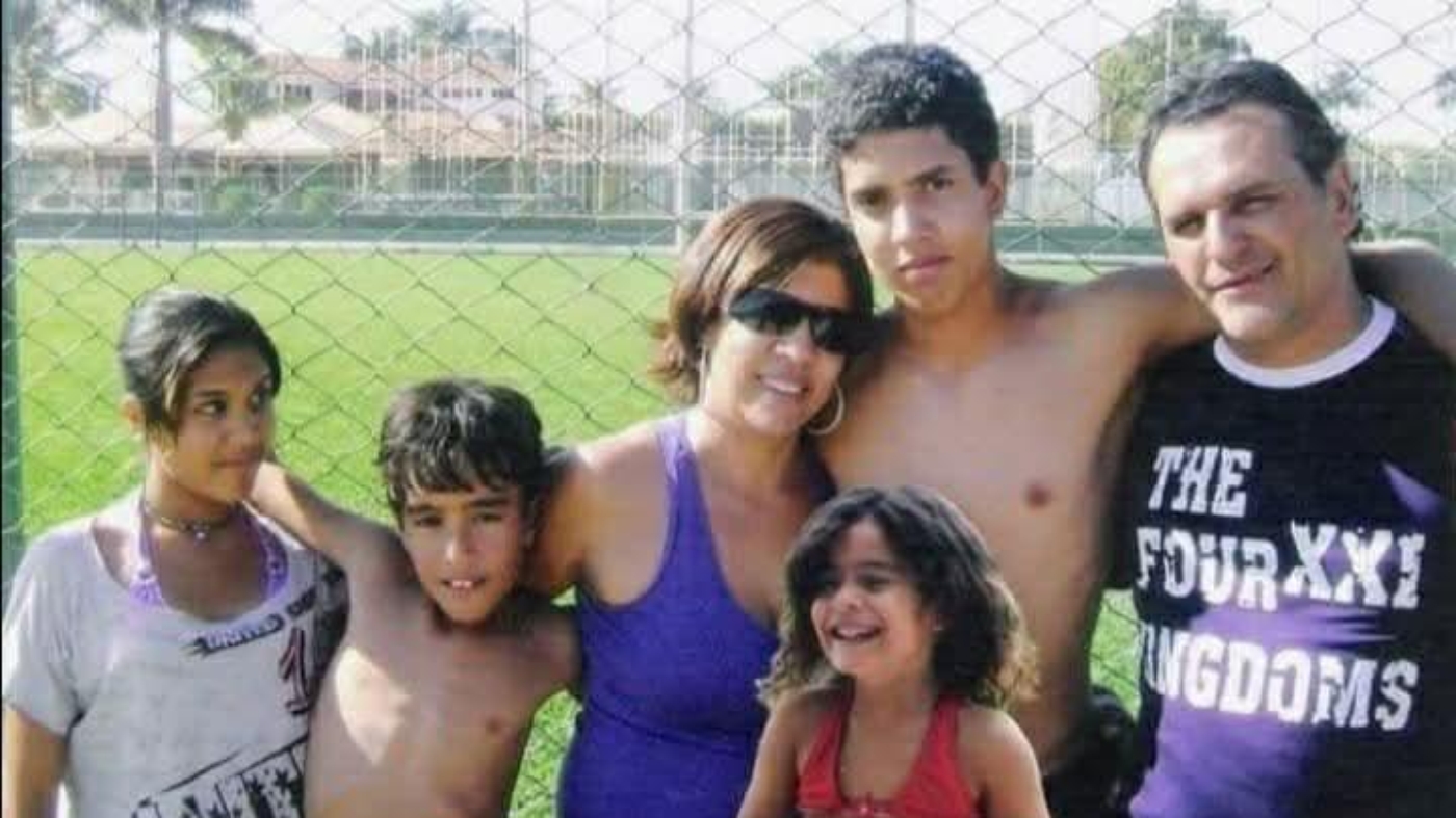 Vânia Borges Carvalho, de 56 anos, posa ao lado de seu marido e filhos, mortos em acidente em 22 de dezembro de 2010  Foto: Arquivo pessoal