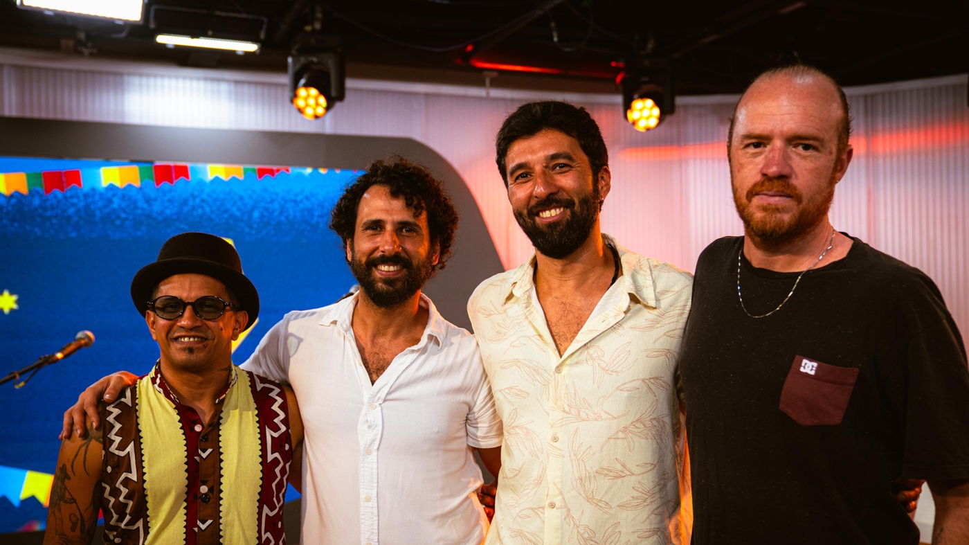 Filpo e a Feira usa tamanco como instrumento e aposta em referência 'raiz'   Foto: Júlia Gomes/Terra