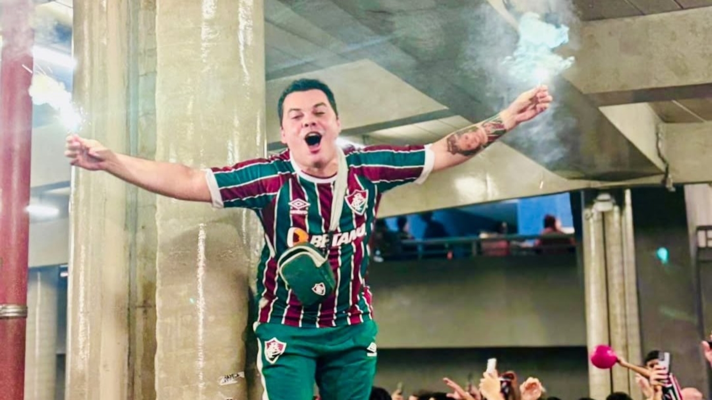 Gugu comemora com torcedores do Fluminense  Foto: Reprodução/Instagram/Gugu tá Maluco