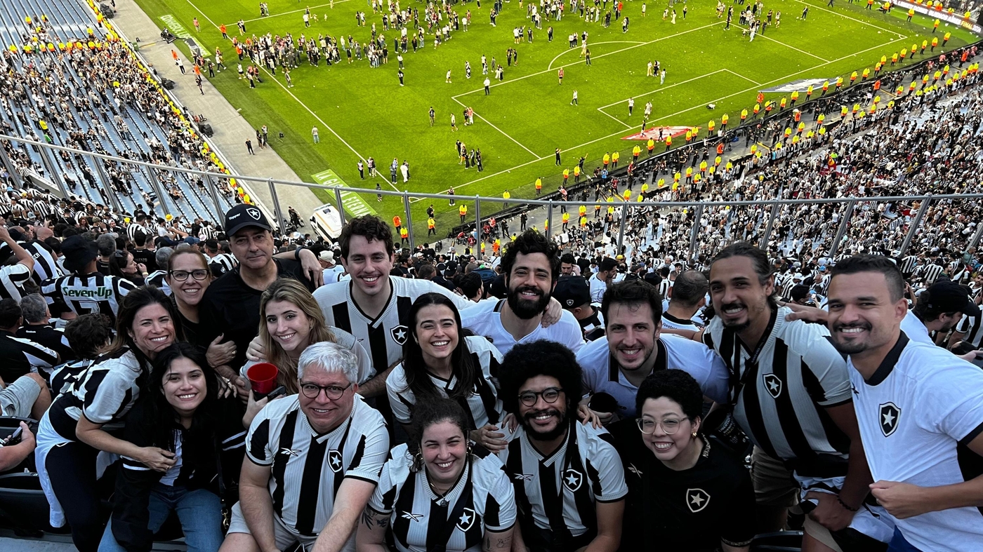Bernardo Baptista ao lado de amigos botafoguenses  Foto: Arquivo pessoal