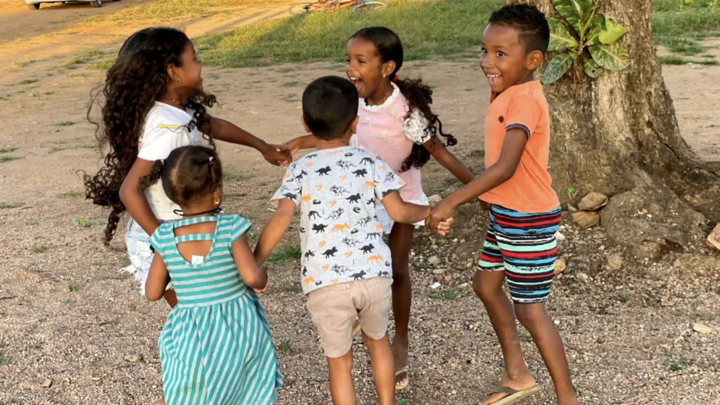 Crianças Xokó brincam ao ar livre.  Foto: Isabelly Xokó 